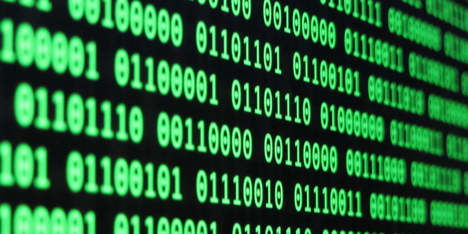 Binaire code op een computerscherm.
