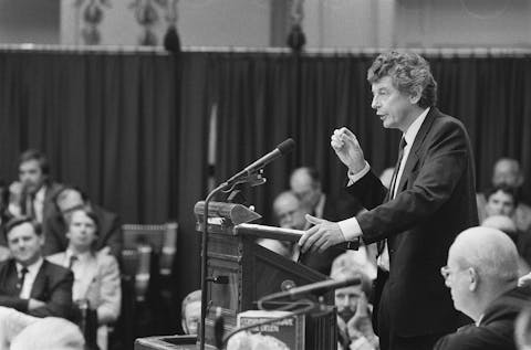 Hoewel Wim Kok en Frits Bolkestein in het volgende kabinet weer zouden samenwerken, gebruikten ze hun tegenstellingen om in de verkiezingen stemmen te winnen. Wim Kok spreekt geanimeerd in de microfoon in de Tweede Kamer.