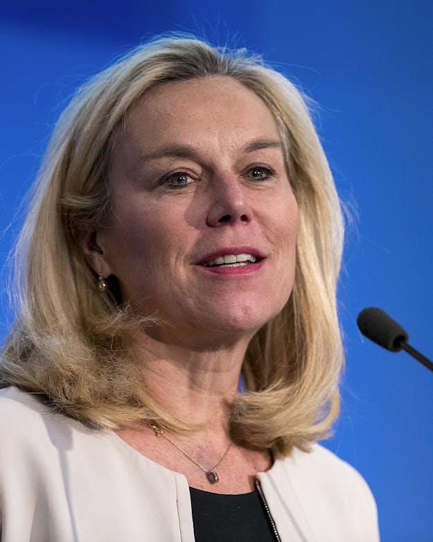 Sigrid Kaag kreeg in 2021 gemiddeld één keer per kwartier een haatbericht.  Portret van Sigrid Kaag, tegen een blauwe achtergrond.