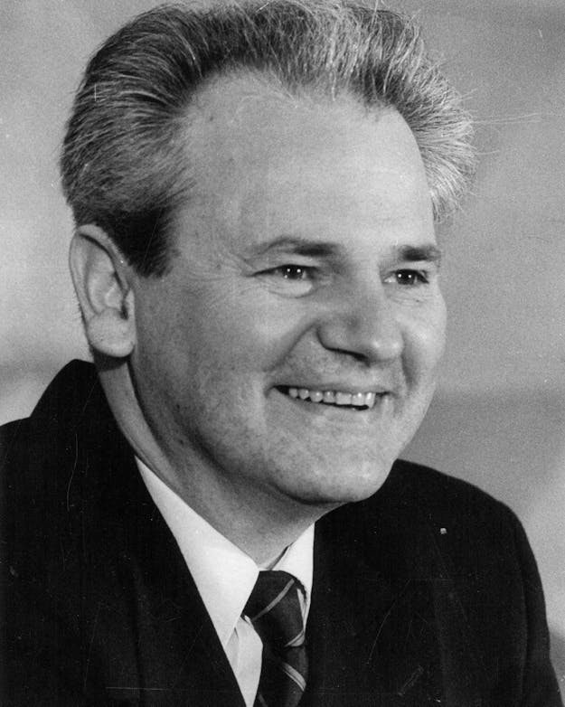 Slobodan Milosevic begon als het type carrièremaker, maar groeide later uit tot een destructieve leider. Zwart-fit portret van Slobodan Milosevic.
