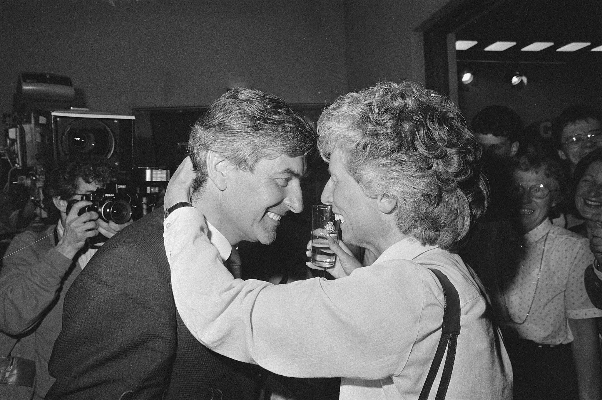 Ruud Lubbers wordt lachend omhelst door zijn vrouw.