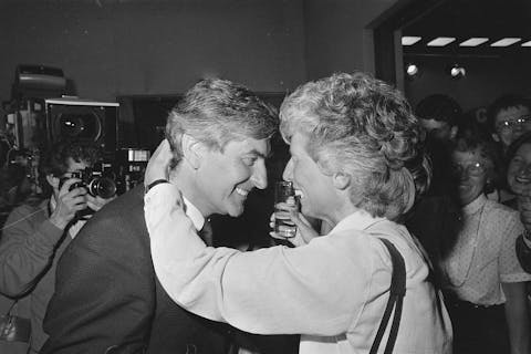 Door zijn campagneslogan en zijn optredens in debatten op elkaar te laten aansluiten, won Ruud Lubbers in 1986 54 zetels voor het CDA.  Ruud Lubbers wordt lachend omhelst door zijn vrouw.