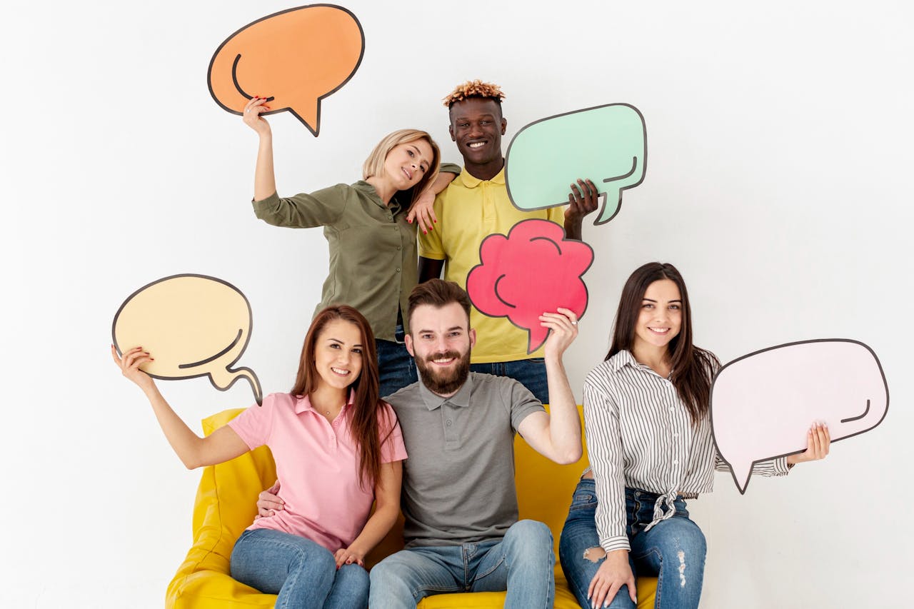 In elke zin zit minstens een werkwoord. groep verschillende mensen met tekstballonnen boven hun hoofd
