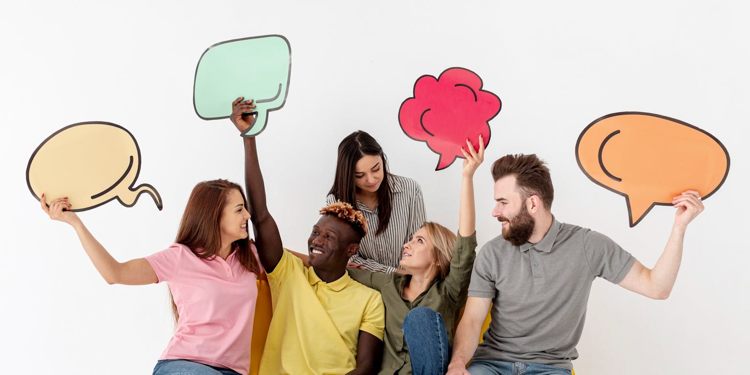 groep mensen met kleurige tekstballonnen boven hun hoofd