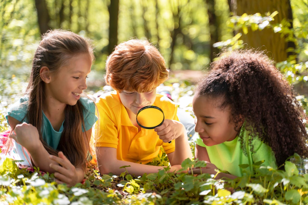 Op de prille leeftijd van drie jaar wist ik alle planten in de tuin bij naam te noemen. Drie kinderen onderzoeken de natuur in een groene omgeving buiten