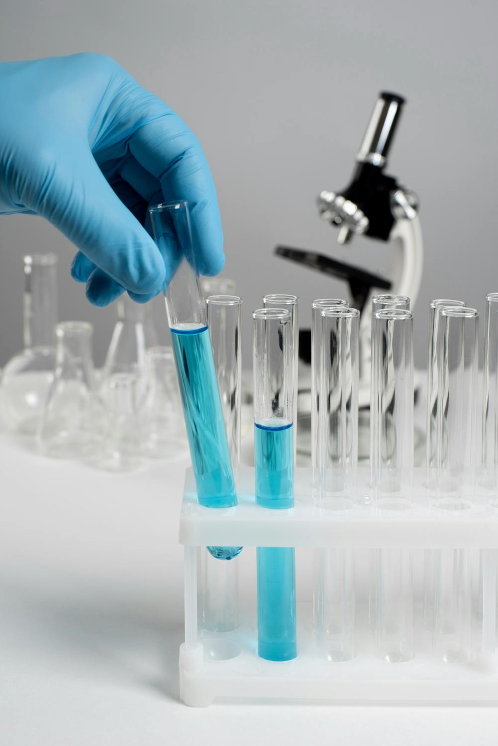 een lab met reageerbuisjes