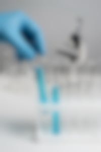 een lab met reageerbuisjes