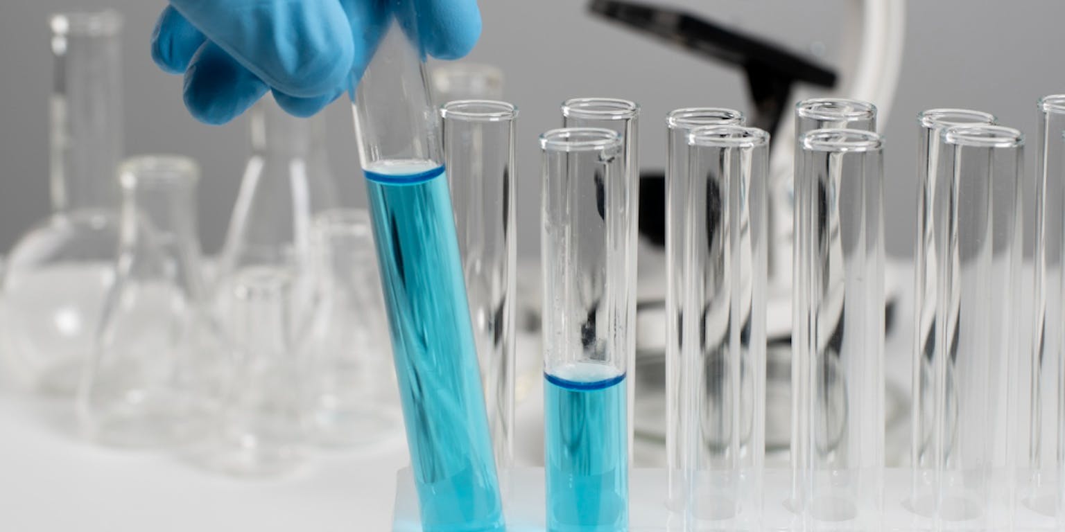 een lab met reageerbuisjes