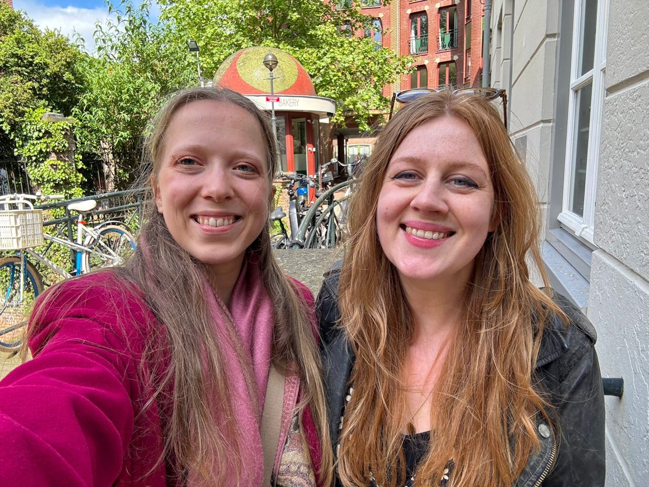 Esmee de Korver en Maud Oostindie selfie tijdens buitenlunch op terras in Den Bosch