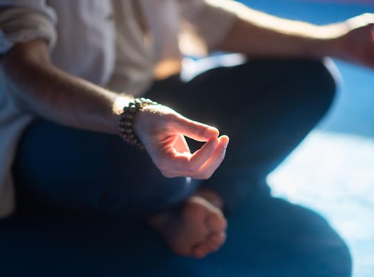 Close-up van mediterende man