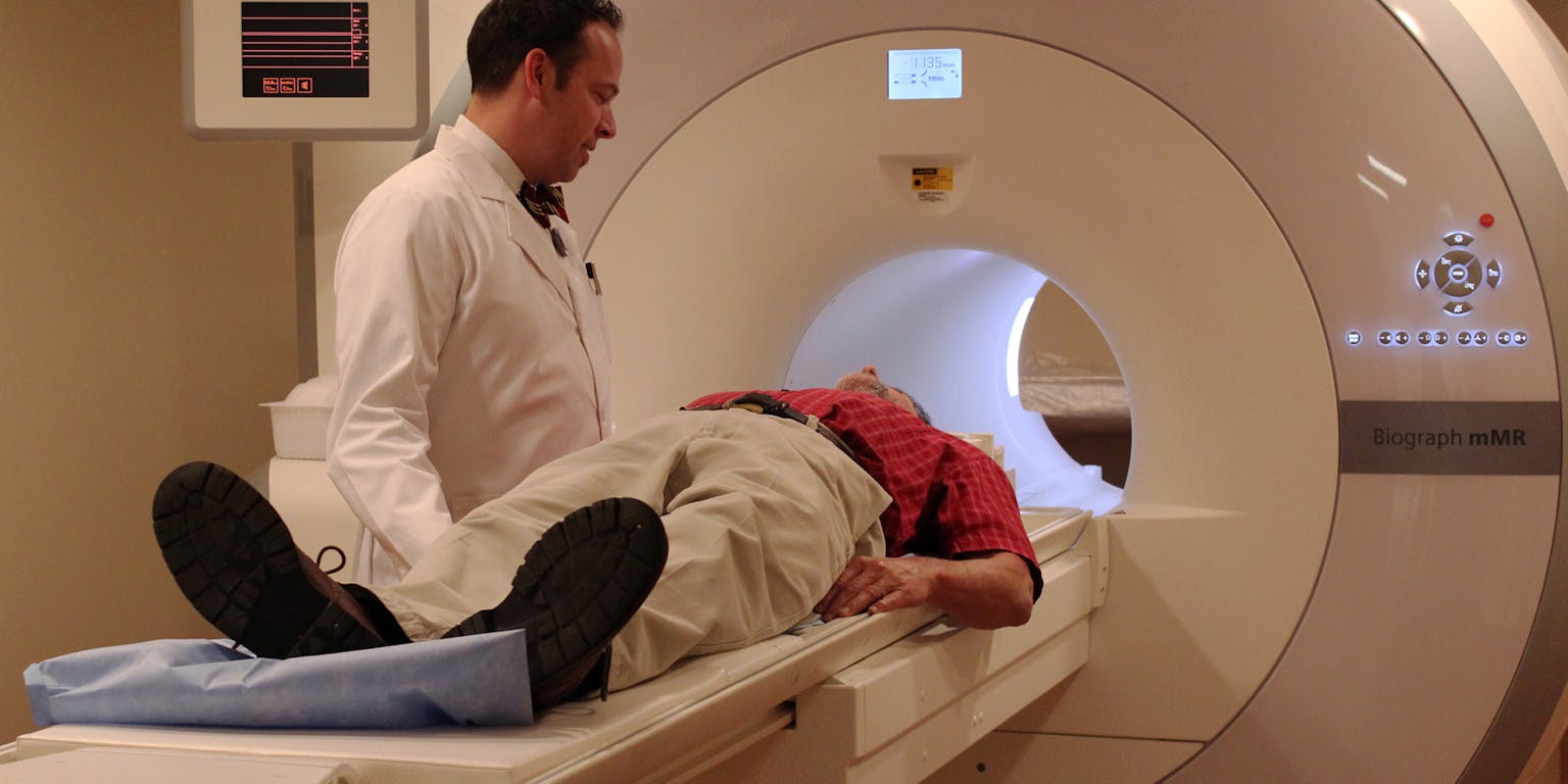 Een persoon krijgt een MRI-scan.