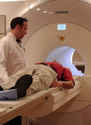 Een persoon krijgt een MRI-scan.