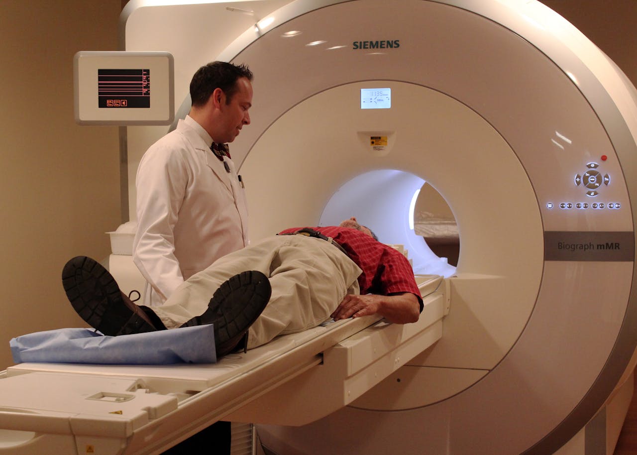 Een persoon krijgt een MRI-scan.