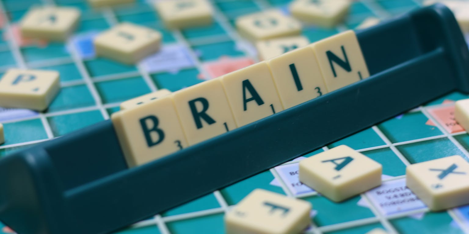 Het woord 'Brain' wordt op een scrabblebord gespeld.