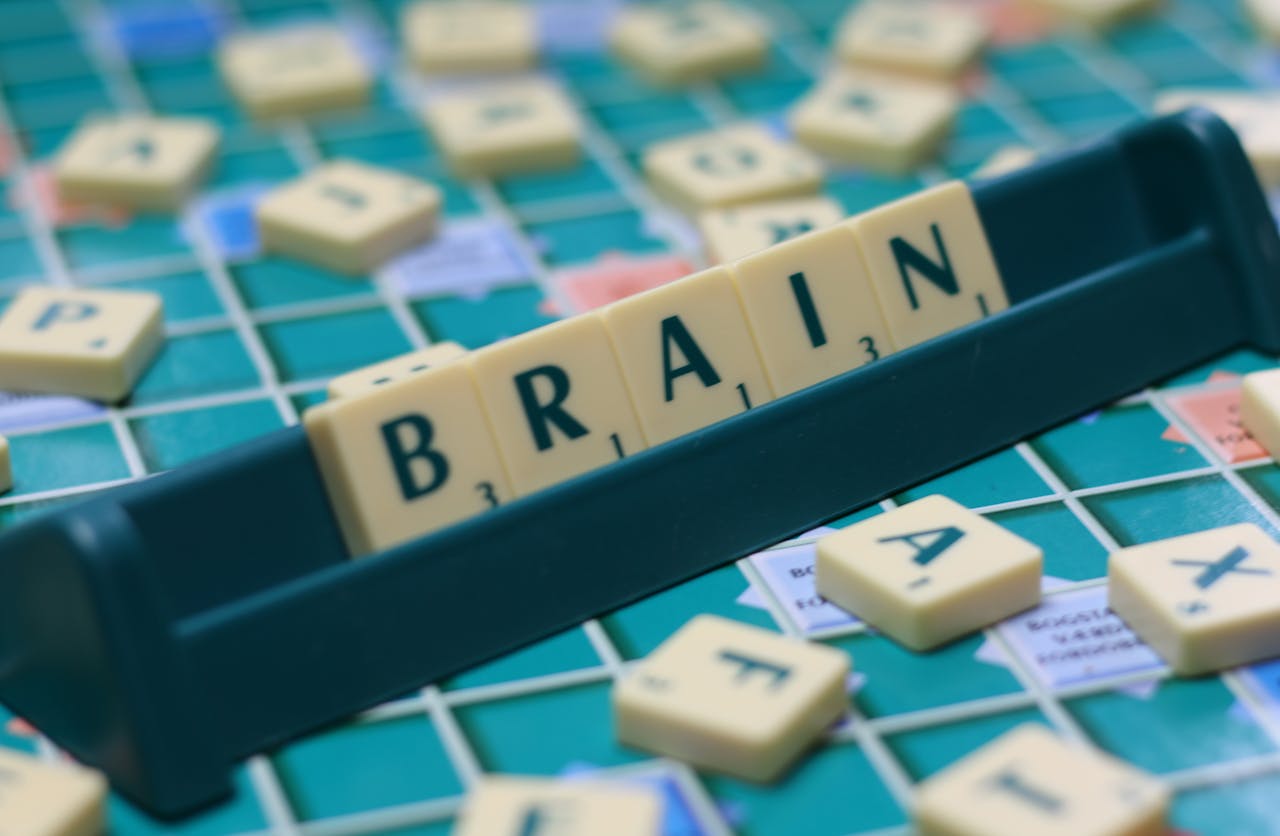 Het woord 'Brain' wordt op een scrabblebord gespeld.