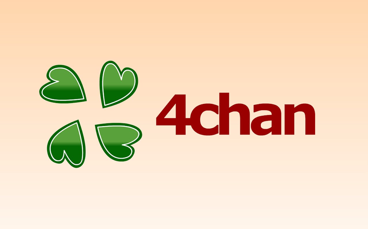 Logo van 4 chan. De letters '4chan' zijn donkerrood. Daar links naast staan vier groene hartjes die een klavertje vier vormen. De achtergrond is zalmroze.