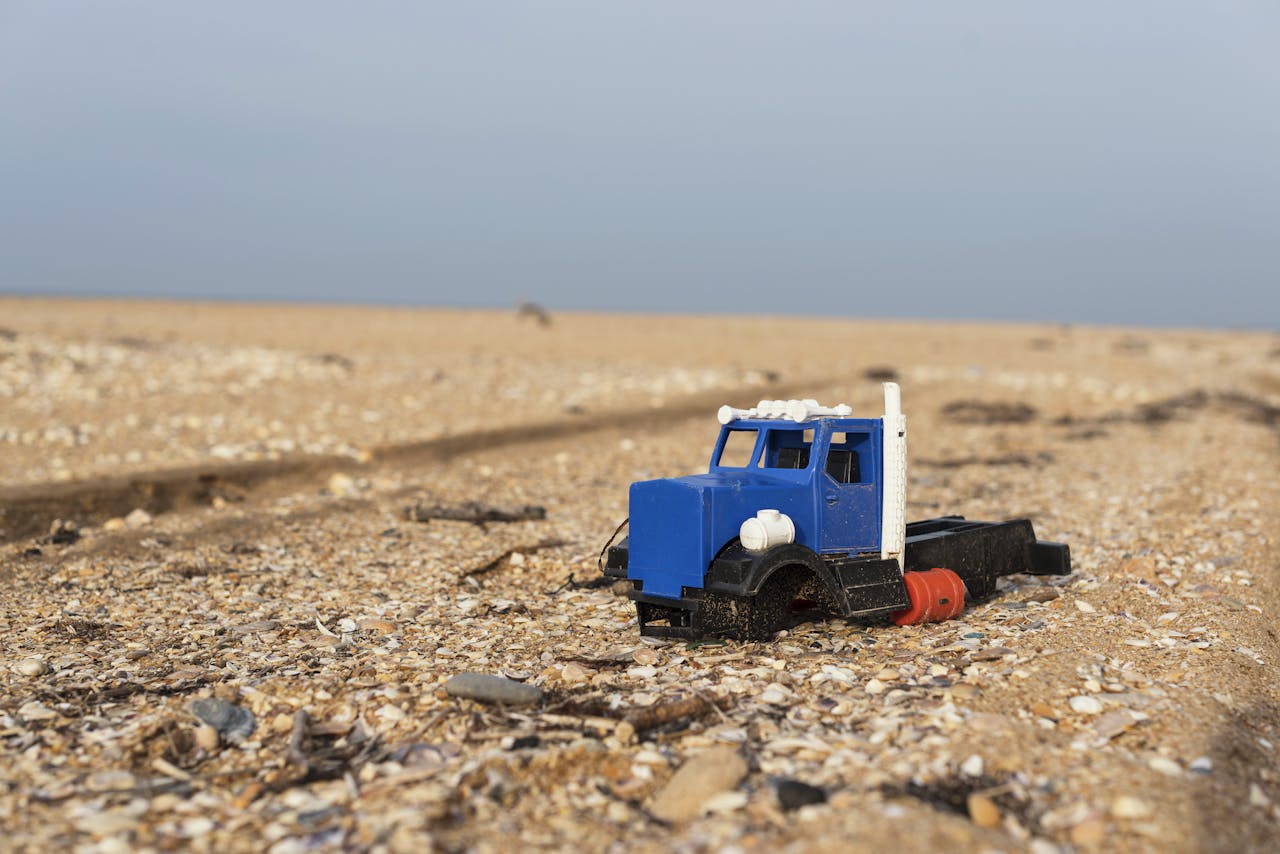 Op het strand aangespoeld plastic afval.