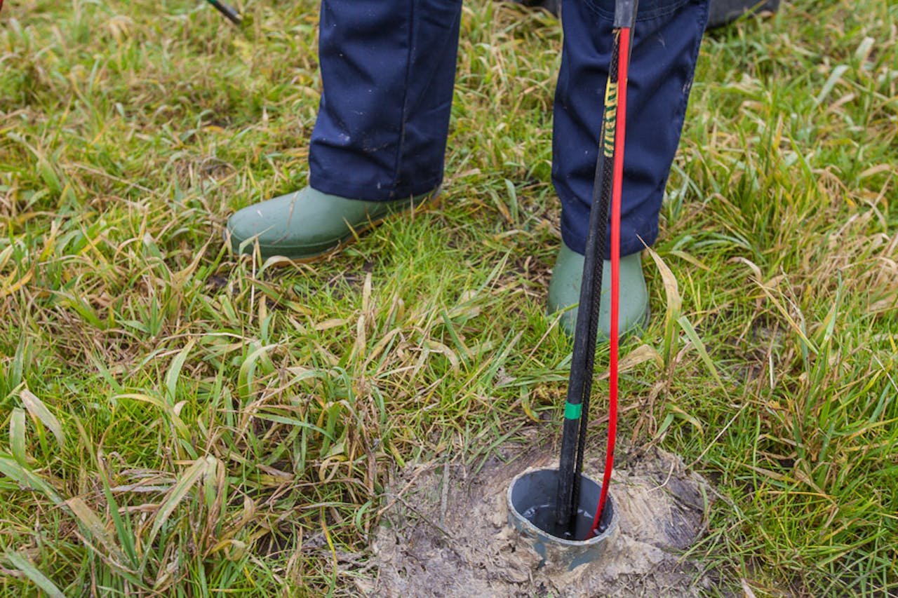Een radarinstrument wordt neergelaten in een boorgat. Op deze manier worden aardlagen die de radargolven dempen, zoals klei en water, omzeild.