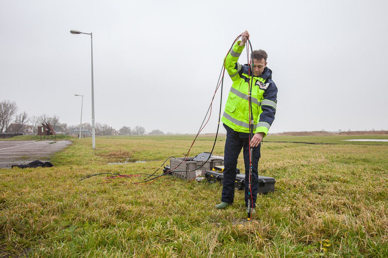 Onderzoeker in actie met bodemradar. Radargolven die door de bodem ‘reizen’, worden tegengehouden door klei en vocht. Door de radarinstrumenten via een boorgat diep in de grond te laten zakken, voorkom je demping door afdekkende kleilagen en grondwater. Meestal wordt daarbij gebruik gemaakt van bestaande boorgaten.
