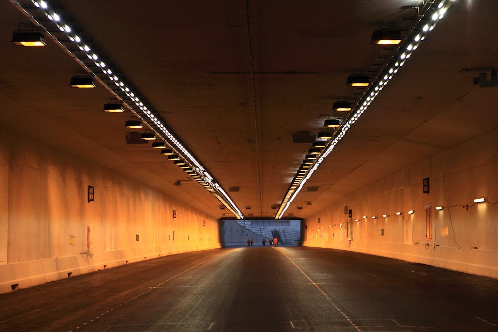 <p>De tweede Coentunnel in aanbouw. De asfaltmannen lopen richting uitgang zuidkant. Zij zijn er klaar voor de tunnel af te maken.</p>