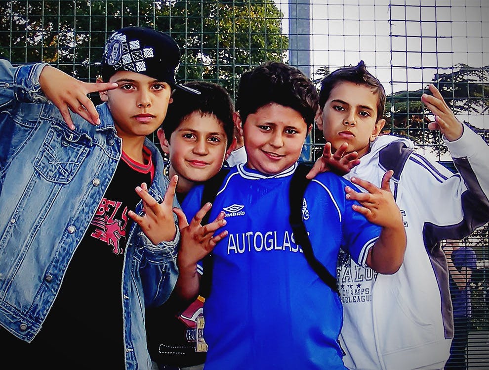 Vier kinderen poseren voor een foto.