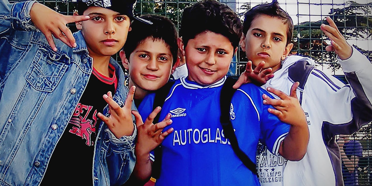 Vier kinderen poseren voor een foto.