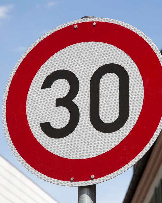 De meeste verkeersdoden vallen op 50 km/uur-wegen. Een verlaging van 50 km/uur naar 30 km/uur binnen de bebouwde kom, zou al heel veel verkeersdoden schelen. 30 kilometer per uur-bord in een bebouwde omgeving