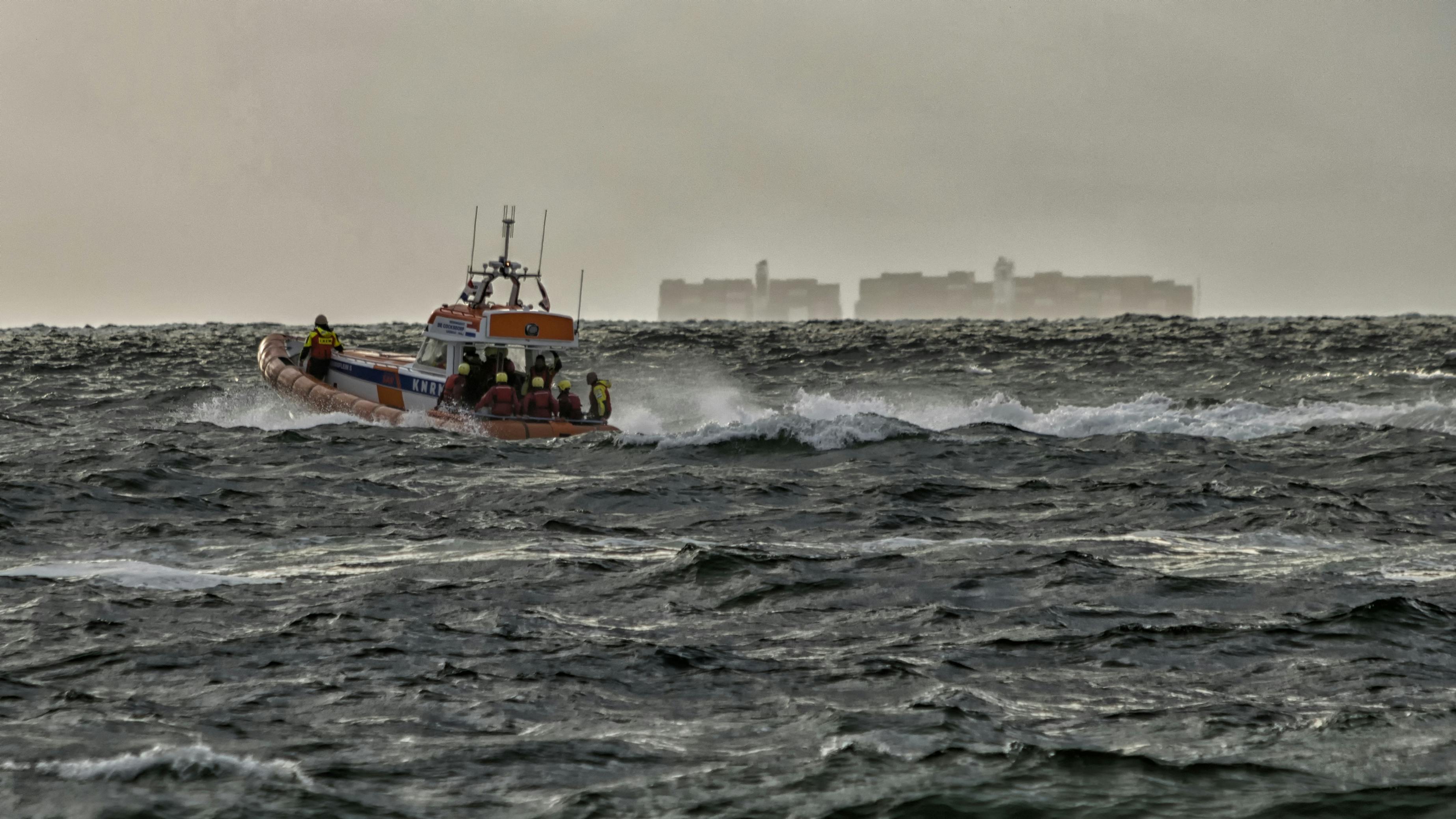 Een boot van de kustwacht op een wilde zee.