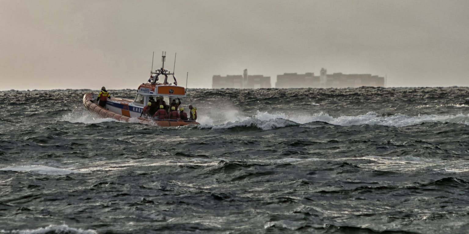 Een boot van de kustwacht op een wilde zee.