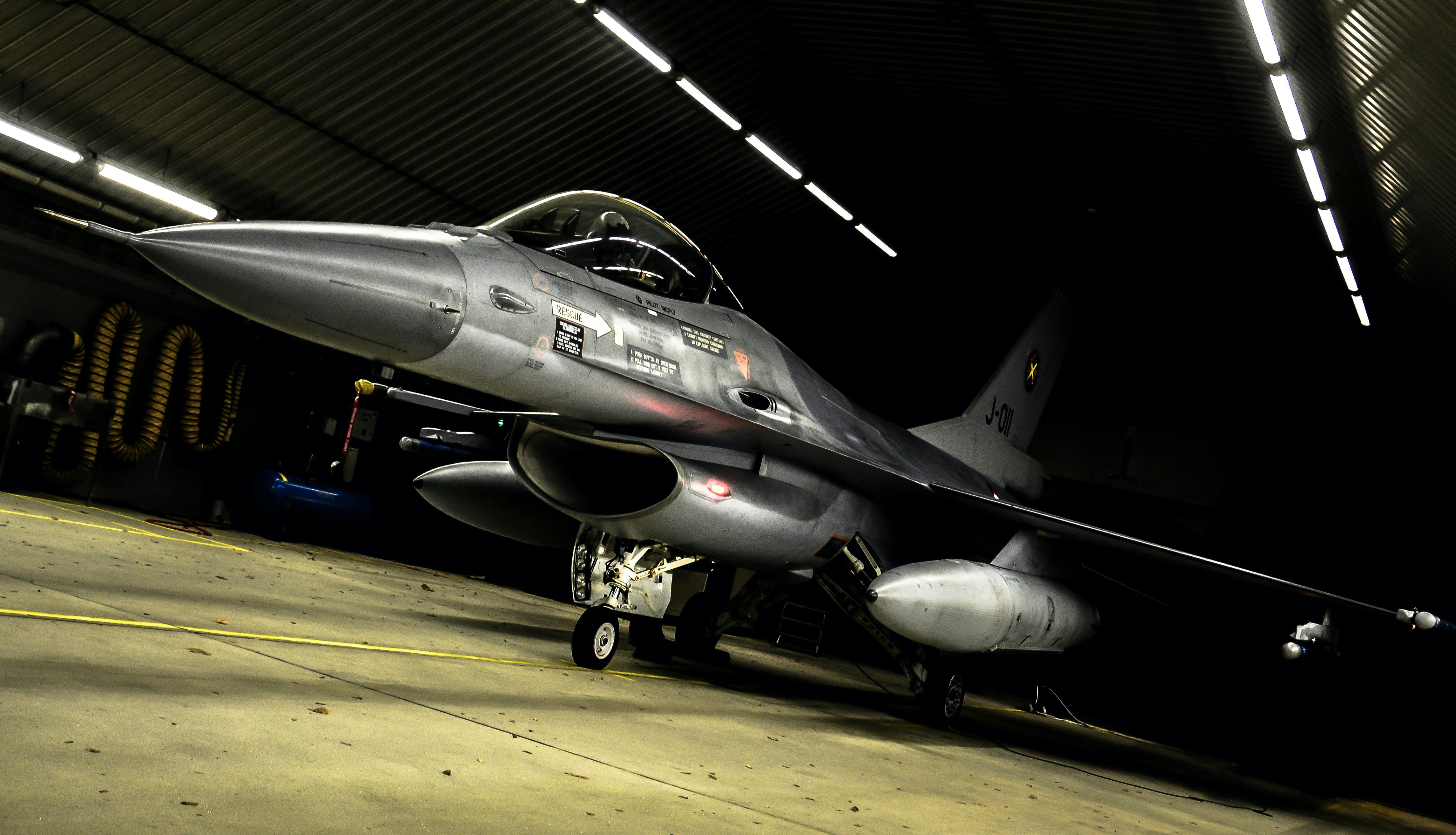 Een straaljager in een hangar.