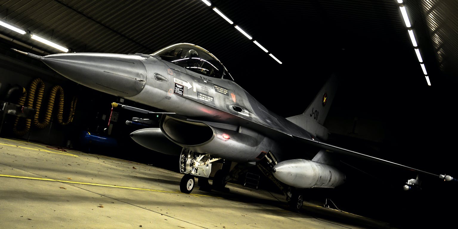 Een straaljager in een hangar.