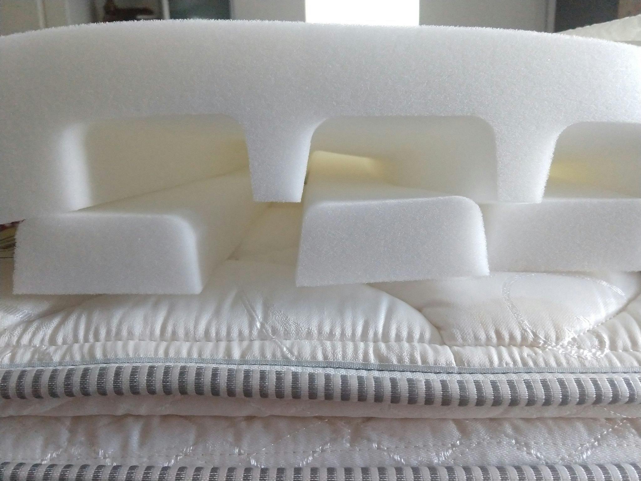 Verschillende lagen materiaal van een matras op elkaar gestapeld.