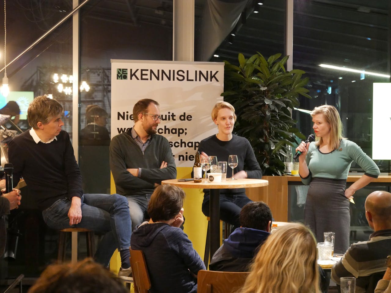 Alle drie de sprekers tijdens NEMO Kennislink Live. V.l.n.r.: Oscar Gelderblom, Rob van Hilten, Anna Berlee en Desiree Hoving.