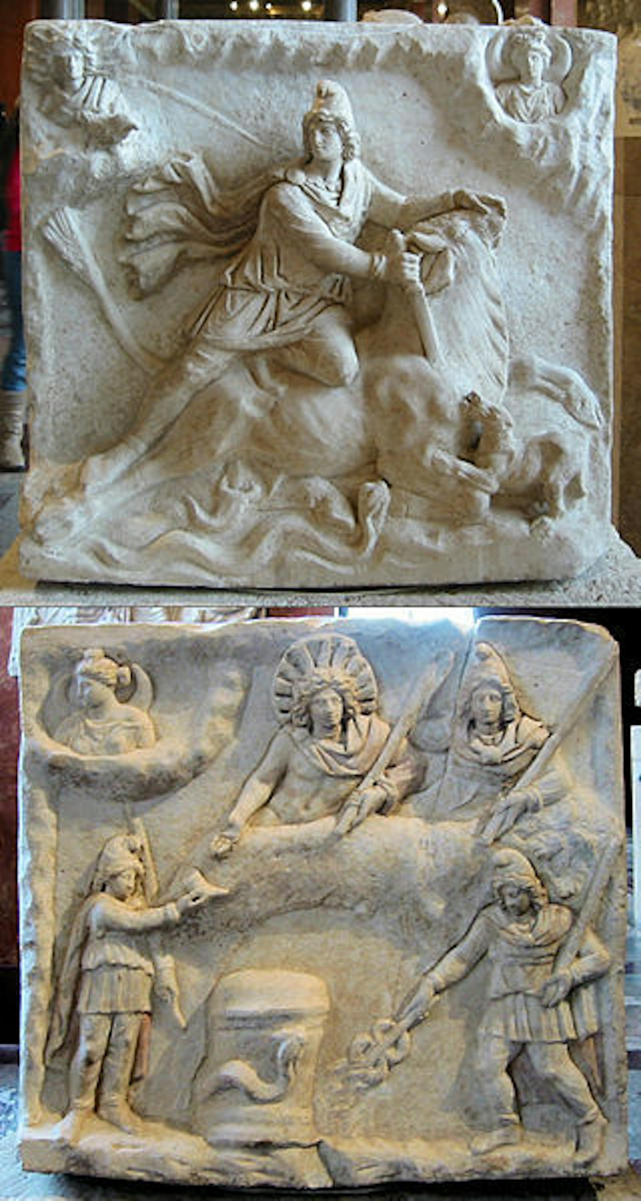 Een beeld van de tauroctonie scene. Mithras doodt de stier. Het tweede beeld op de foto laat het feestmaal zien.
