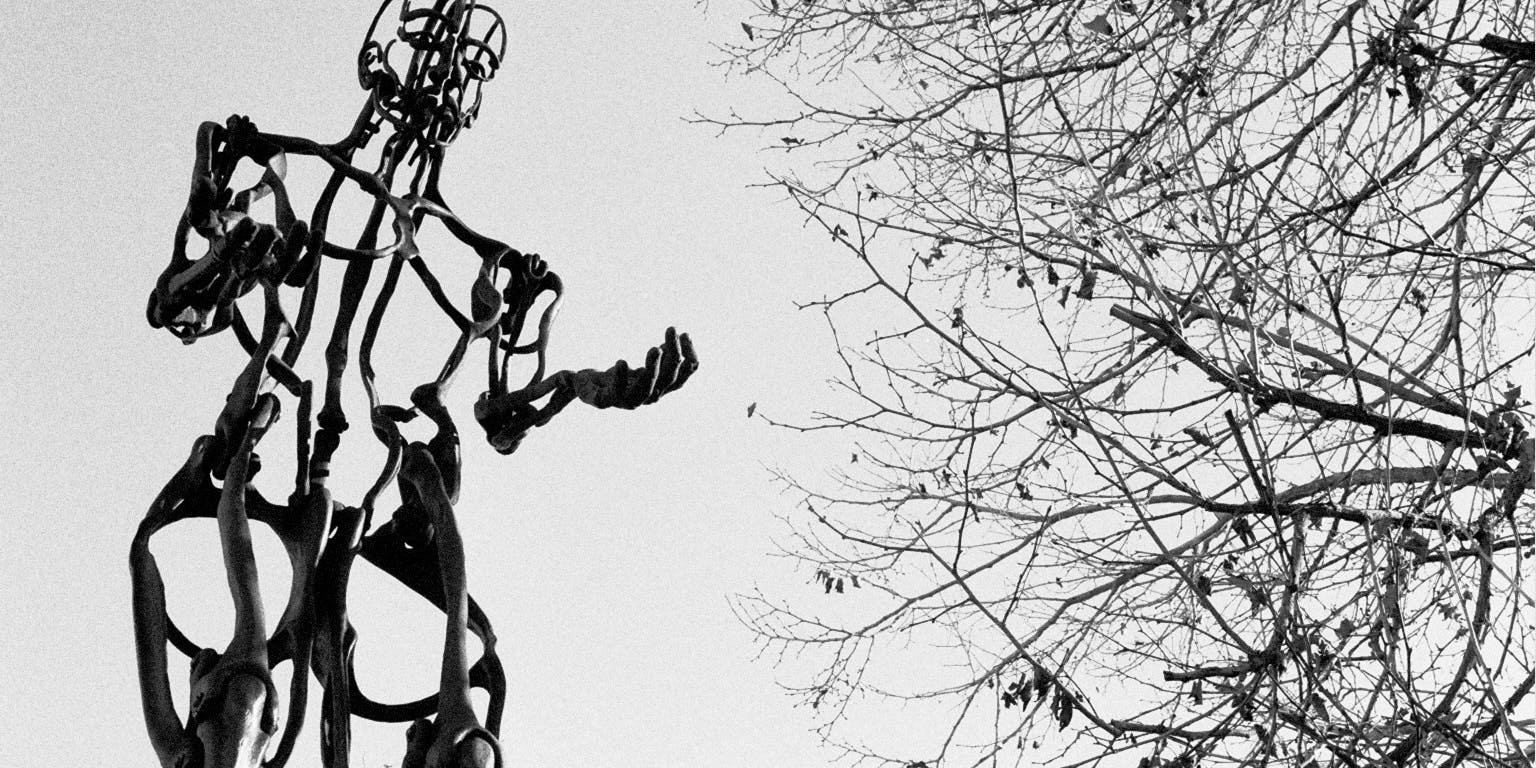 Urge to Stand: een bewegend kunstwerk van een robot die gaat staan. Deze robot is gemaakt in 1999 door Chico MacMurtie en staat in San Francisco.