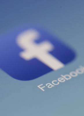Facebook-logo op een digitaal scherm.