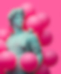 Een standbeeld van een Griekse figuur uit de oudheid, omringd door roze ballonnen