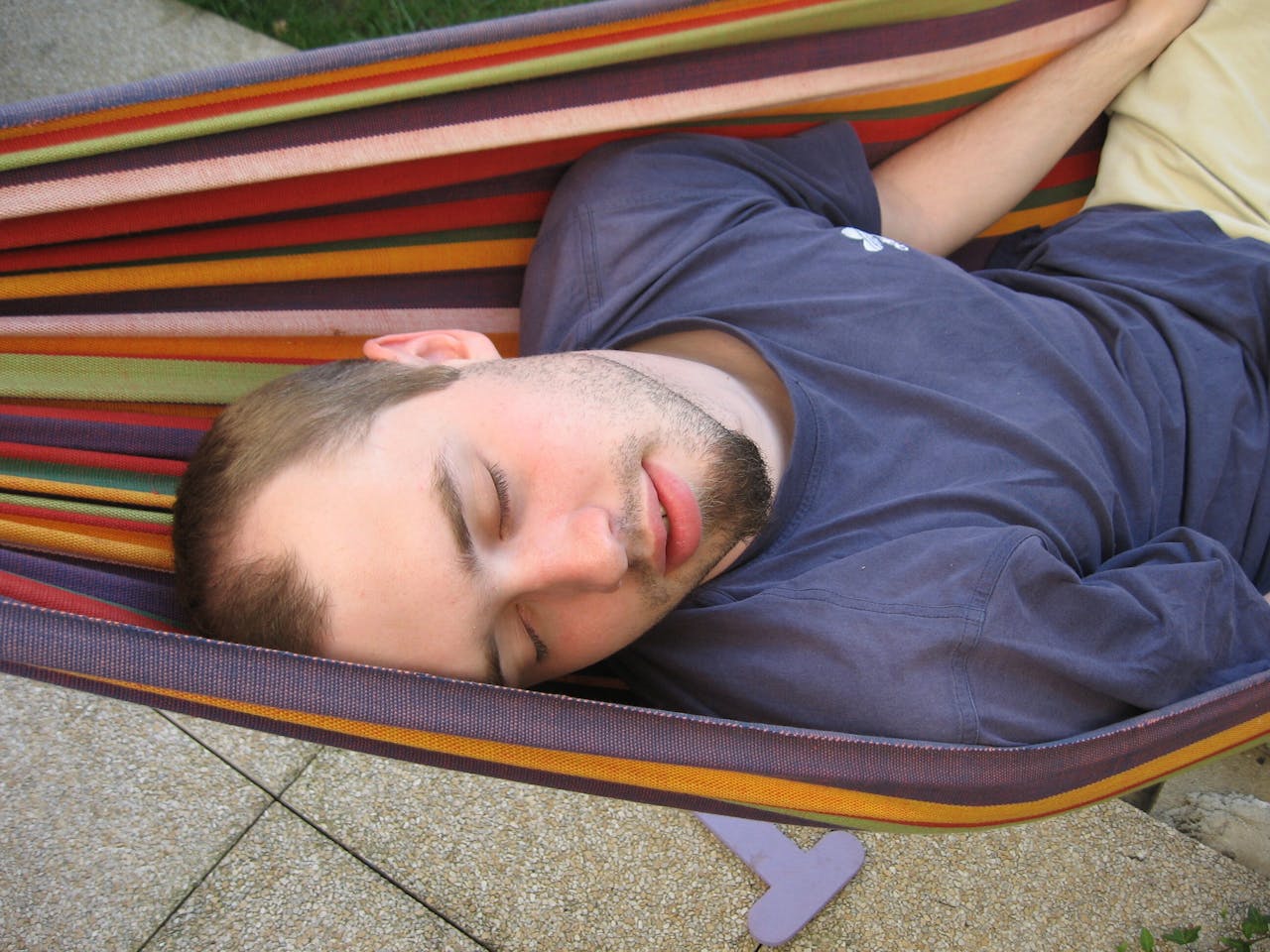 Een man slaapt in een hangmat.