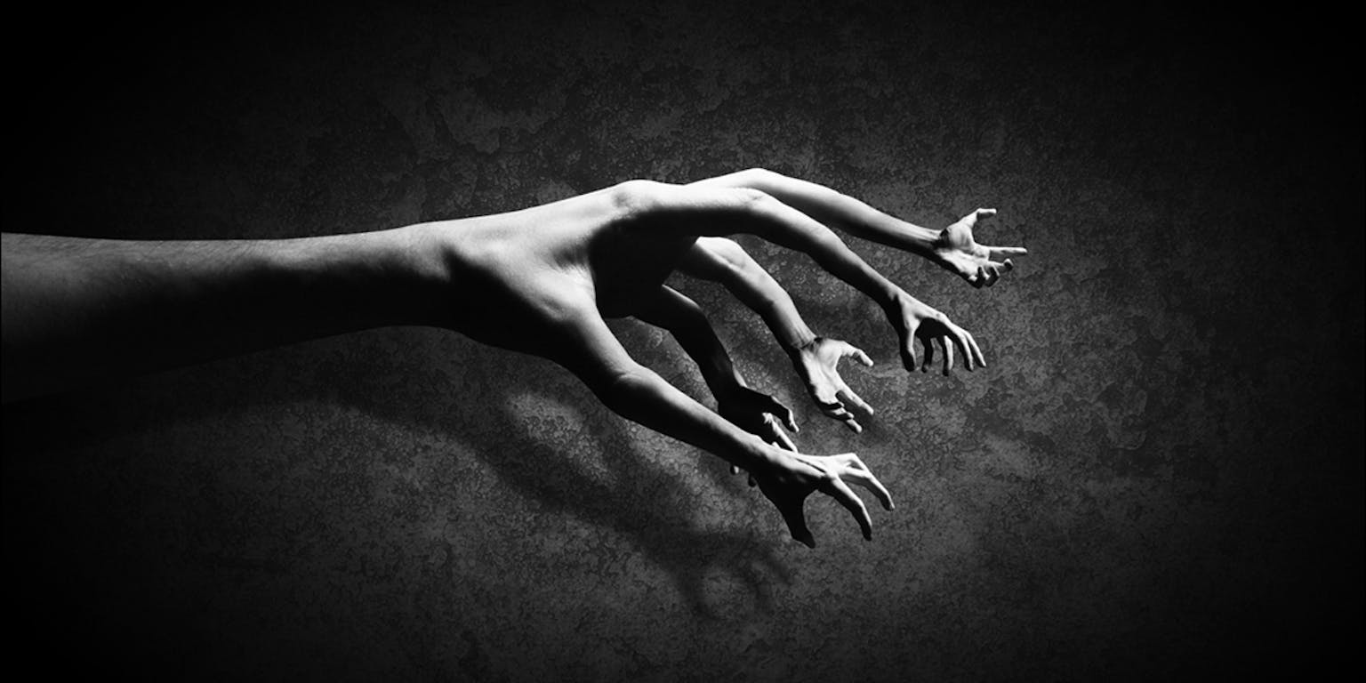 Een artistieke zwart-witfoto van een hand waarvan de vingertoppen handen zijn.