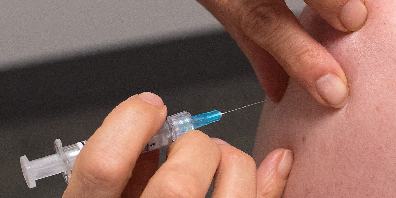 Een persoon krijgt een BCG-vaccinatie tegen tuberculose.