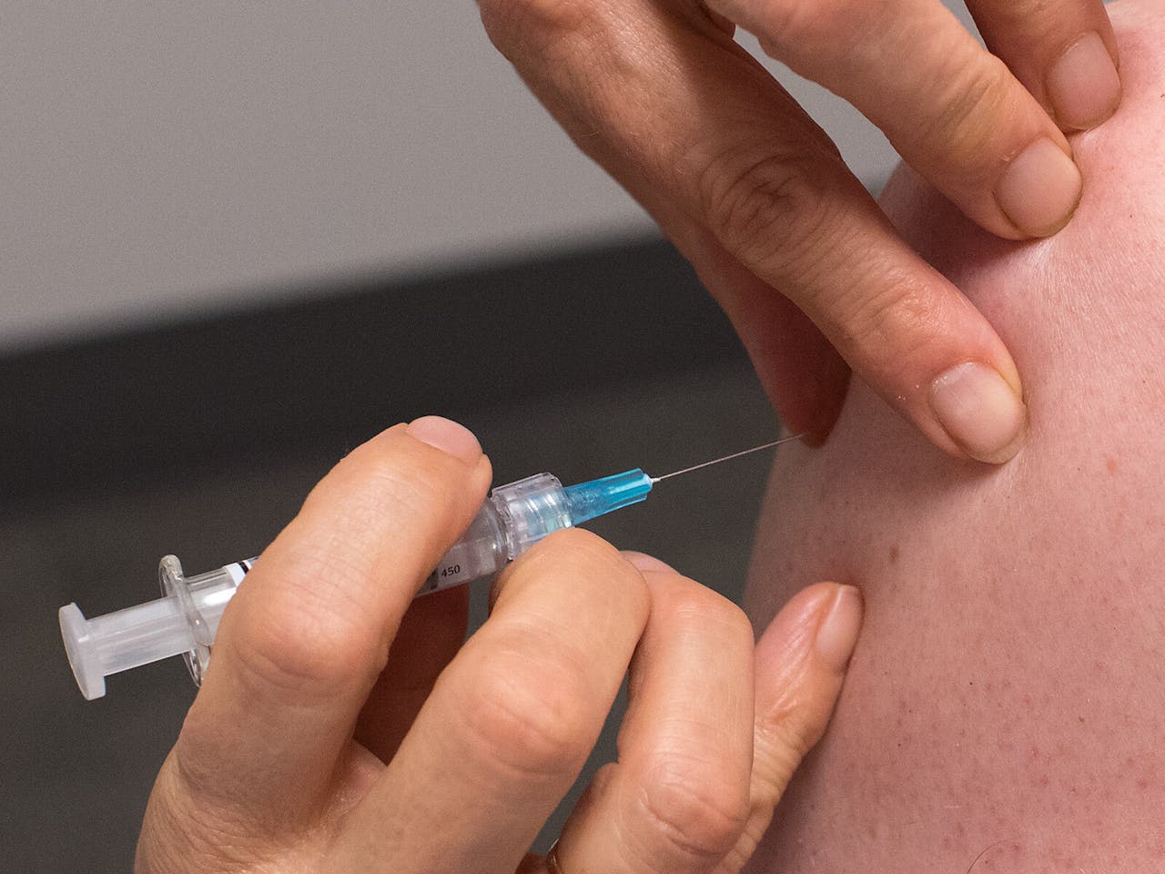 Een persoon krijgt een BCG-vaccinatie tegen tuberculose.