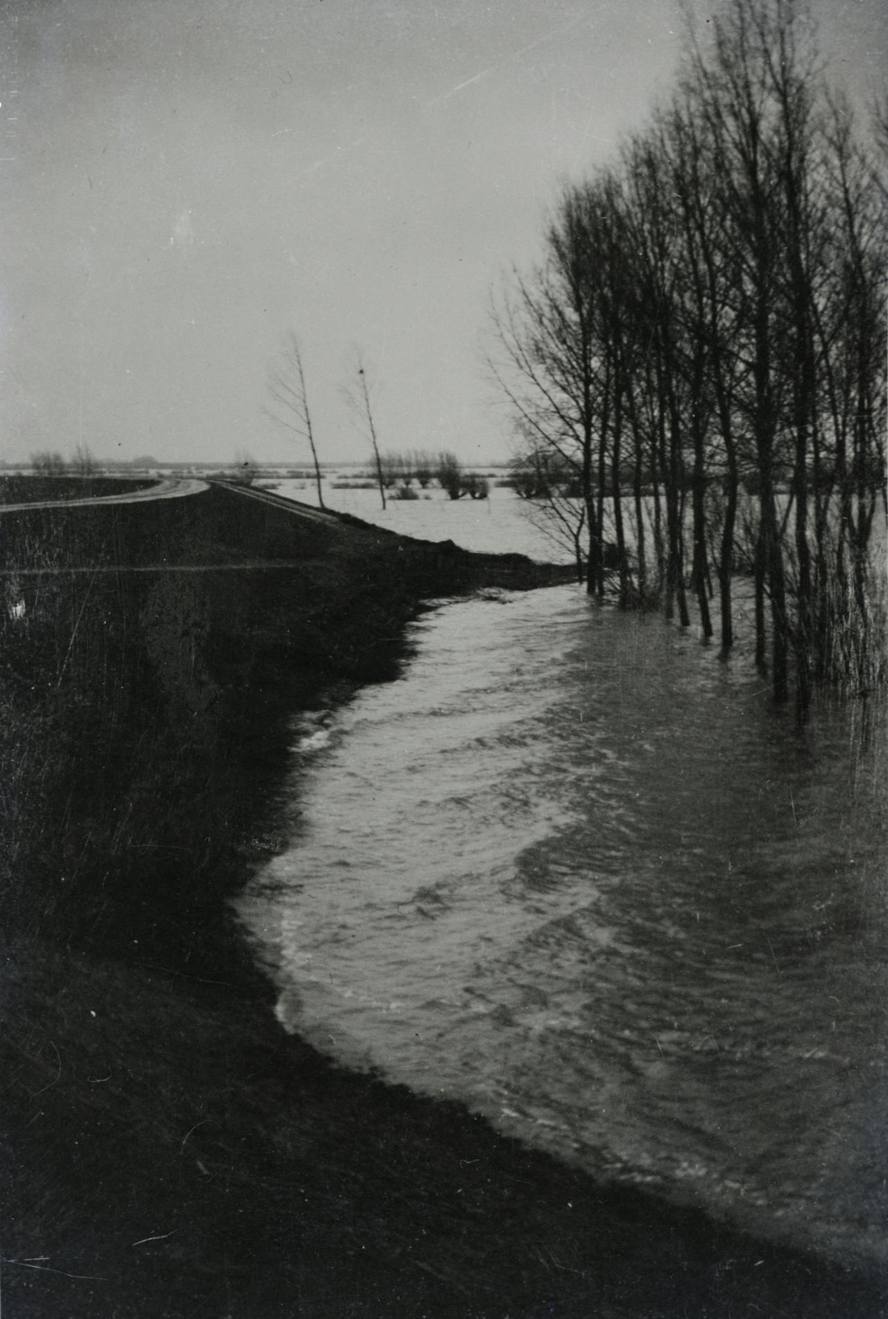 Een zwart-witfoto van de Lijmersche Bandijk langs de Oude Rijn, één van de oudste rivieren van Nederland.