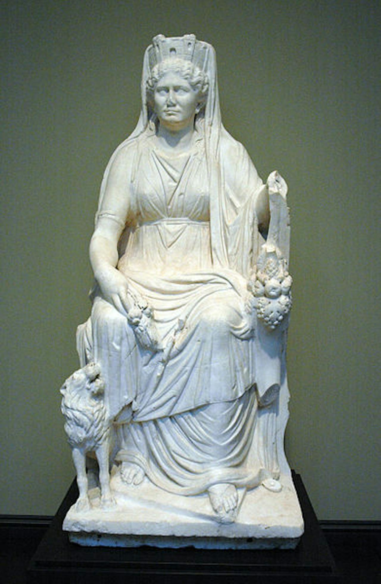 Een beeld van Cybele op haar troon, met aan haar zijde een leeuwtje. Op haar hoofd draagt ze een kroon in de vorm van een stadsmuur.
