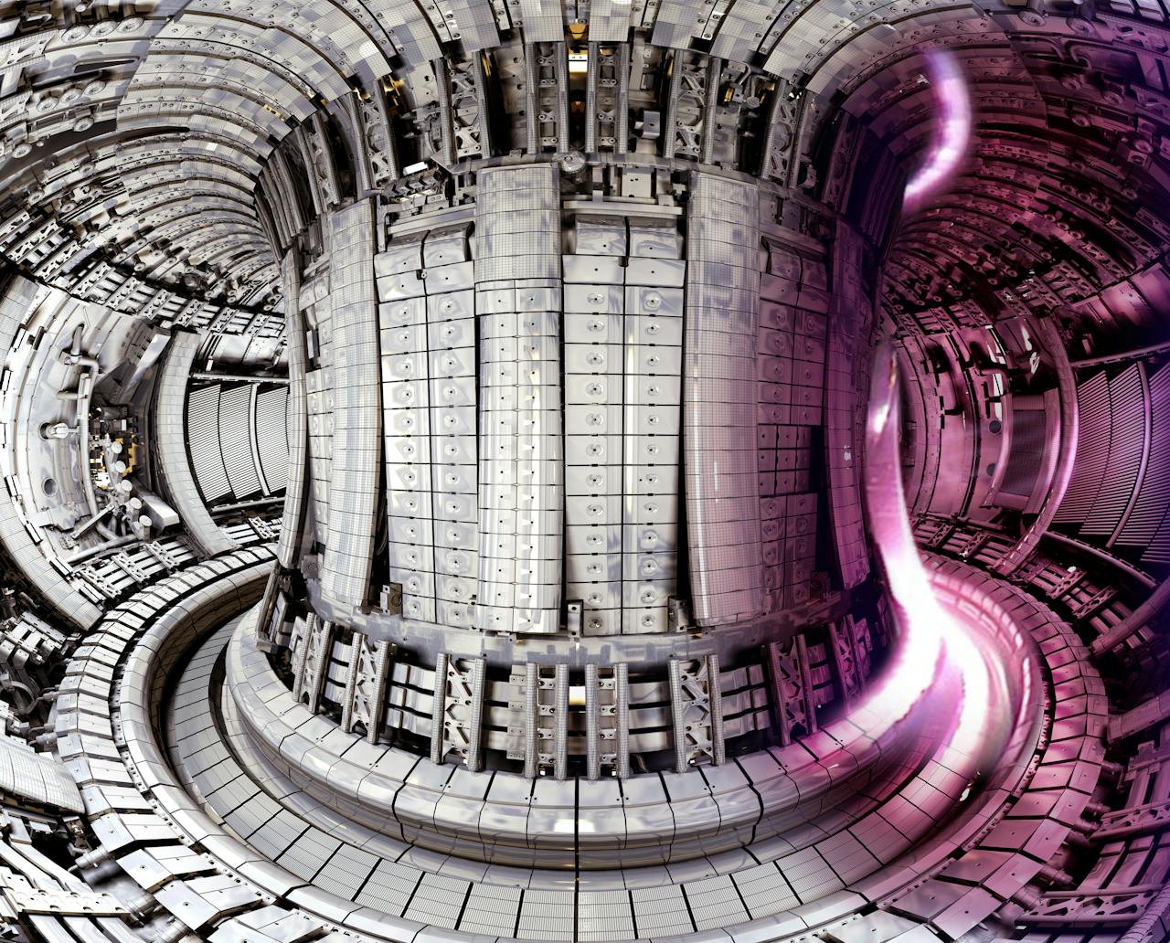 Interieur van de Franse kernreactor ITER. Het is de eerste kernfusiereactor die meer energie oplevert dan nodig is om het fusieplasma te verhitten en te controleren.
