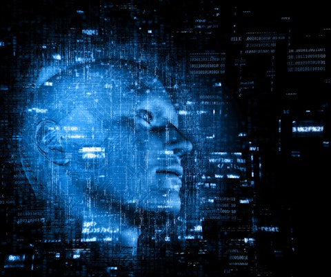 Blauw beeld van een kaal hoofd omringd met computercode