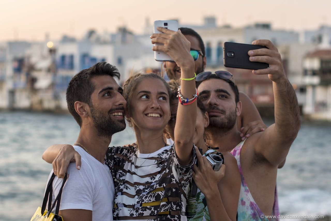 Vijf jongeren die een selfie maken.