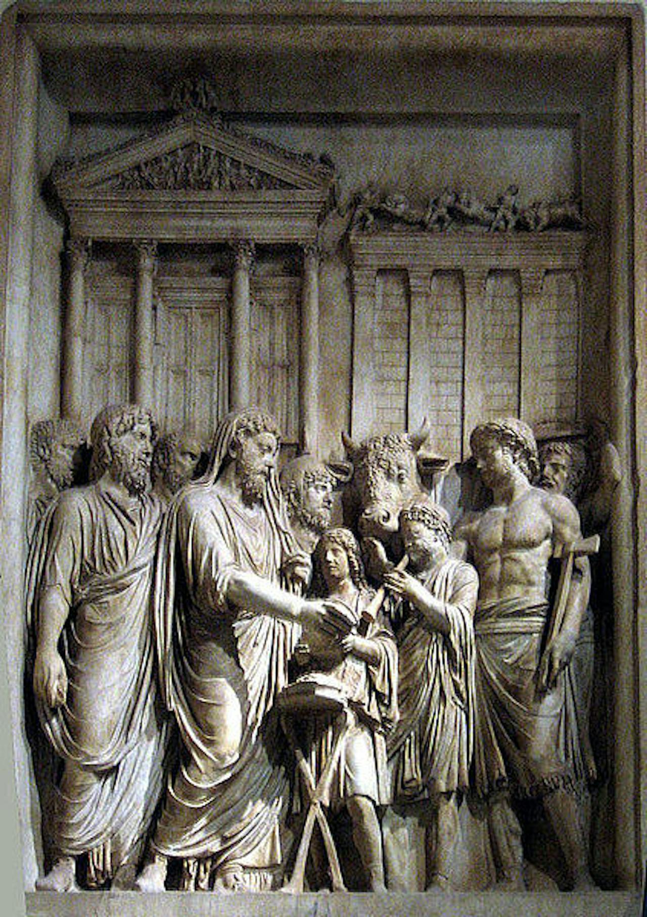 Een reliëf van Keizer Marcus Aurelius. Hij brengt een offer aan de Romeinse oppergod Jupiter.