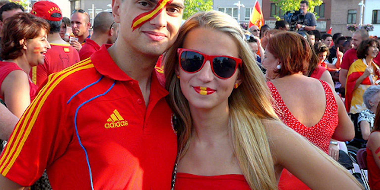 Twee personen poseren voor een foto. Beide personen zijn gekleed in het rood.