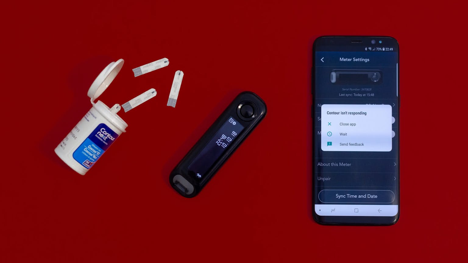 Een prikpen, teststrips, een bloedsuikermeter een een smartphone om zelf je bloedsuiker te meten bij diabetes.