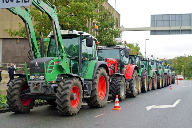 Rij traktoren op de openbare weg